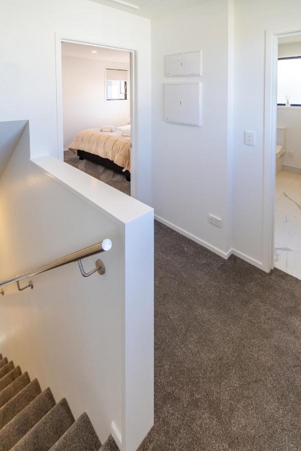 Beachside Bliss: 1 Bed 1 Bath Крайстчърч Екстериор снимка
